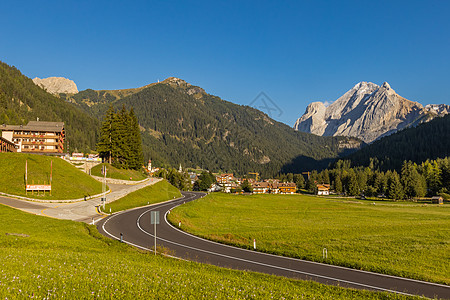 欧洲意大利山区蜿蜒的公路自然风光图片