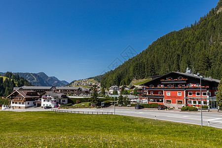 意大利小镇阿尔卑斯山区乡村田园自然风光背景