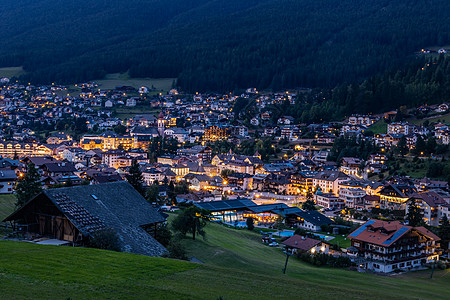 意大利阿尔卑斯山区小镇夜景图片