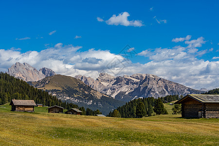 意大利多洛米蒂山区苏西高原群山山峦自然风光背景图片