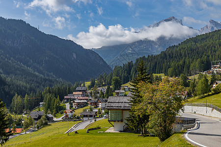 意大利阿尔卑斯山区乡村田园风光山下的村庄图片