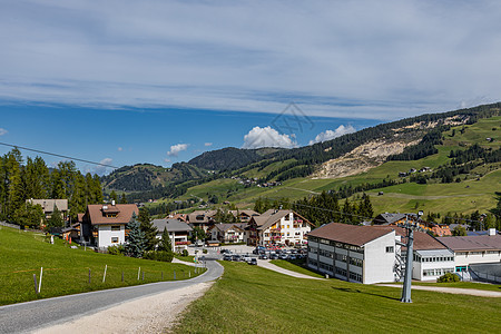 意大利阿尔卑斯山区群山环绕的乡村田园风光背景图片