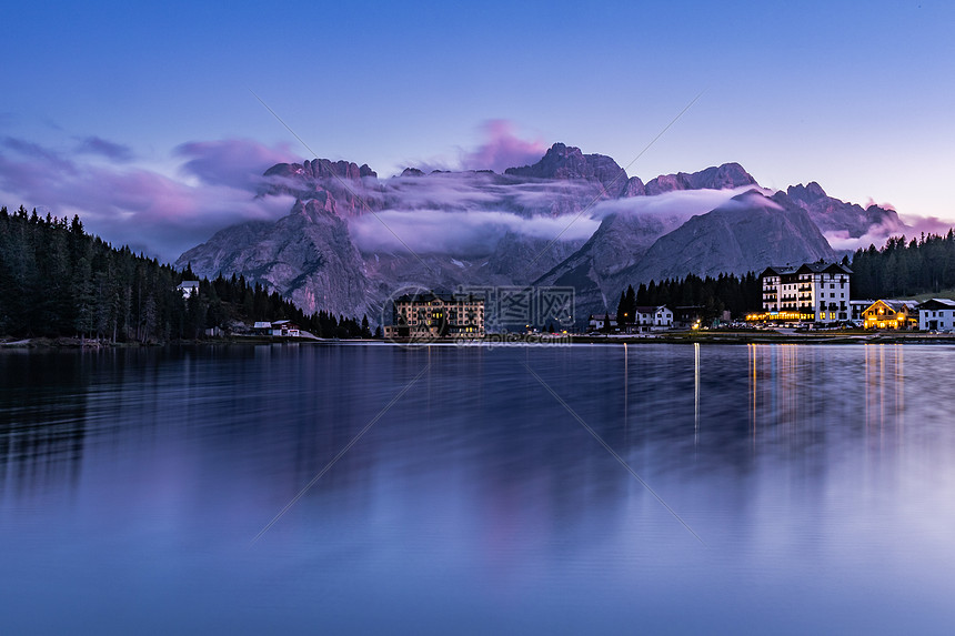 意大利阿尔卑斯山高山湖泊密苏里那湖夜景图片