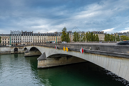 欧洲法国首都巴黎塞纳河上的桥梁与建筑风光图片