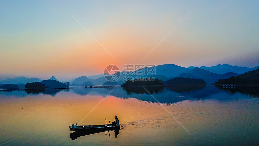 贵阳千岛湖夕阳渔船图片