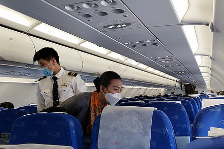 2020年2月飞机工作人员为乘客进行安全检查【媒体用图】图片