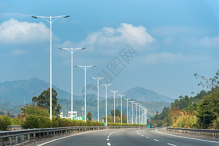 高速公路一排路灯高清图片