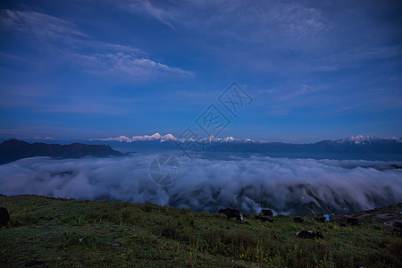 雅安牛背山云海雪山图片