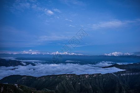 雅安牛背山云海雪山背景图片