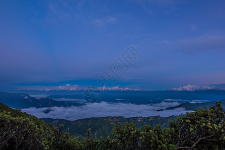 雅安牛背山云海雪山背景图片