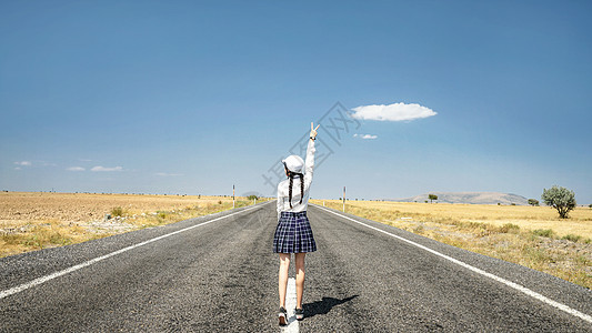 土耳其卡帕多奇亚旷野在路上美丽女孩旅游背影背景图片