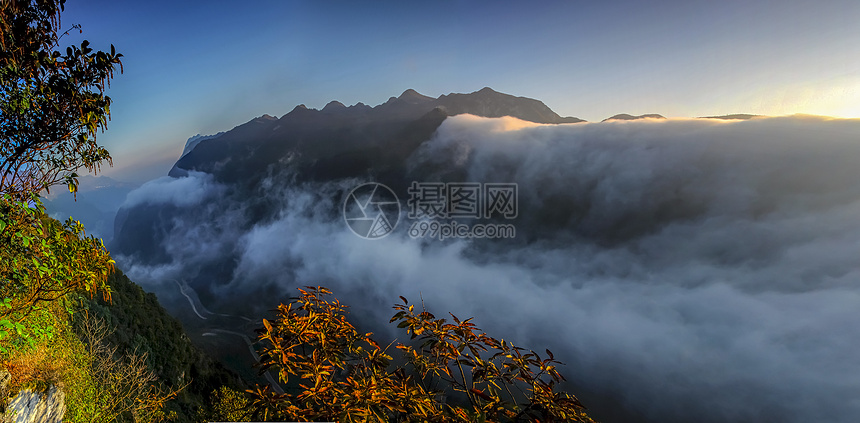 格所河峡谷晨雾图片