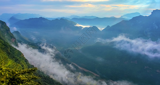 格所河峡谷雾景图片