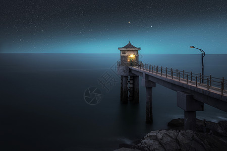 海港星空夜晚的灯塔高清图片