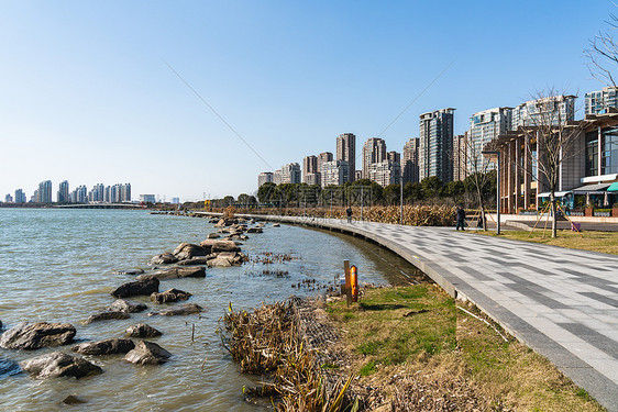 冬季湖边小区步道图片