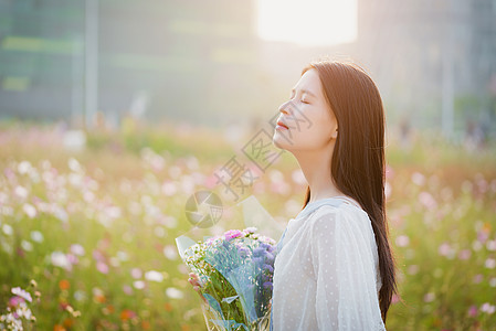 治愈系女孩花海少女背景