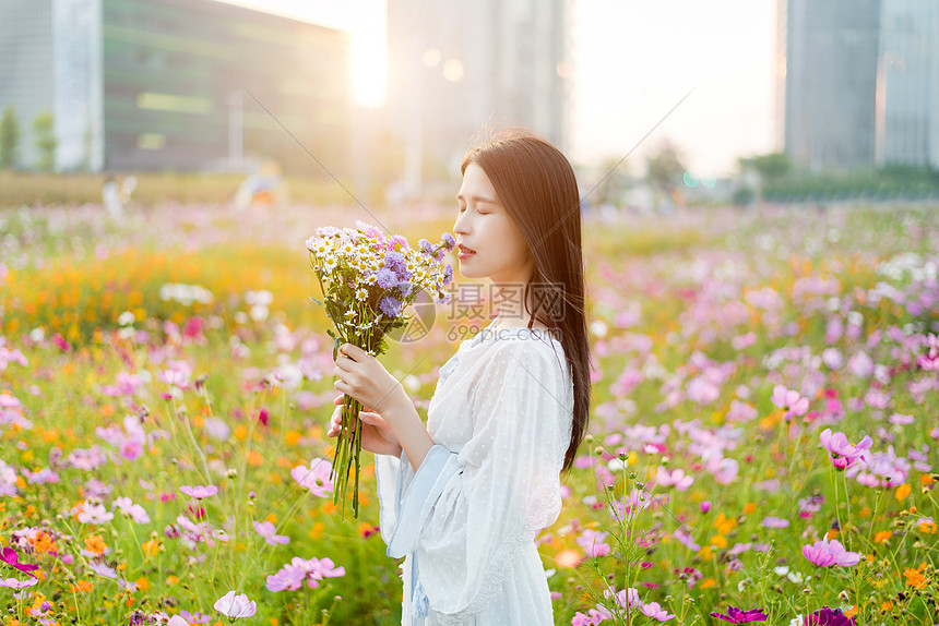 花海少女手拿捧花图片