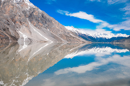 西藏然乌湖蓝天白云倒影图片
