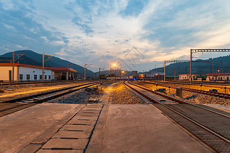 夜晚铁路火车站站台背景