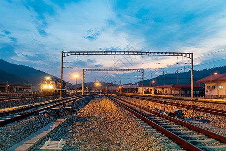 火车站站台平行的铁轨高清图片