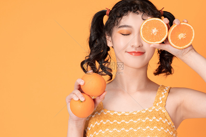 甜美少女与橙子图片