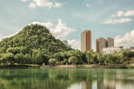 贵阳山水贵阳泉湖公园的青山绿水背景