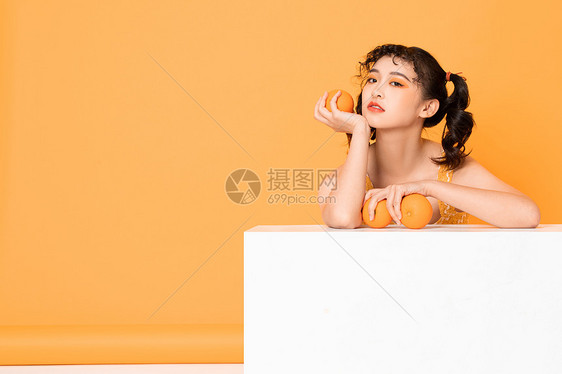 甜美少女与橙子图片