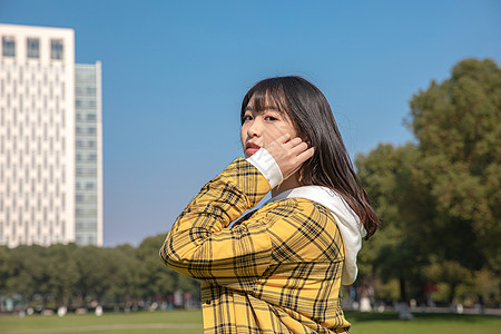 青春洋溢的女大学生 图片