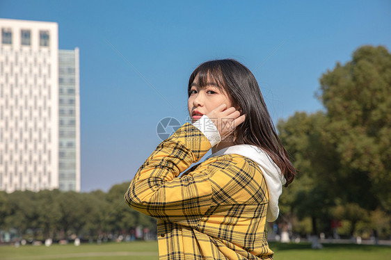 青春洋溢的女大学生 图片