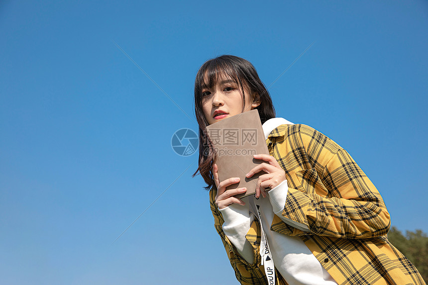 青春洋溢的女大学生 图片