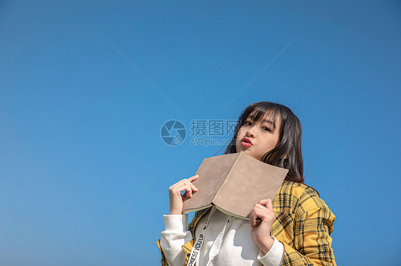 青春洋溢的女大学生 图片