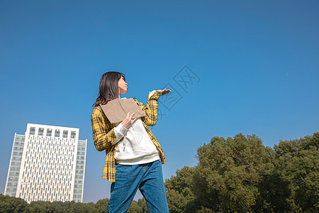 青春洋溢的女大学生 图片