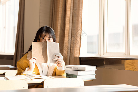 坐在教室学习的女大学生图片