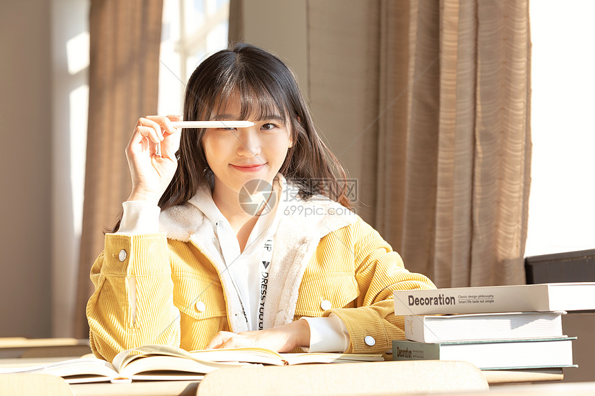 坐在教室学习的女大学生图片