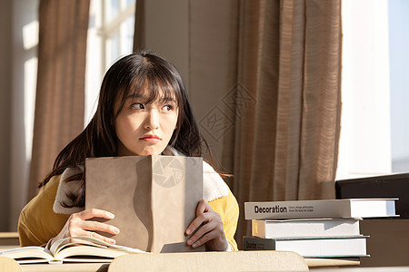 坐在教室学习的女大学生图片