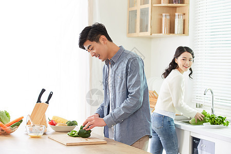 年轻情侣厨房一起备菜图片
