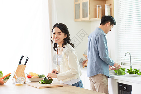 年轻情侣厨房一起备菜幸福高清图片素材