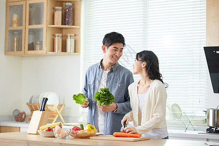 甜蜜情侣居家做饭图片