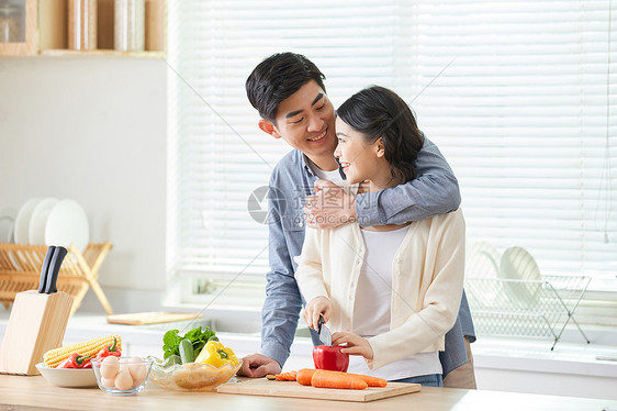 年轻夫妻在厨房一起备菜图片