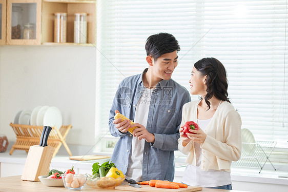 甜蜜情侣居家做饭图片