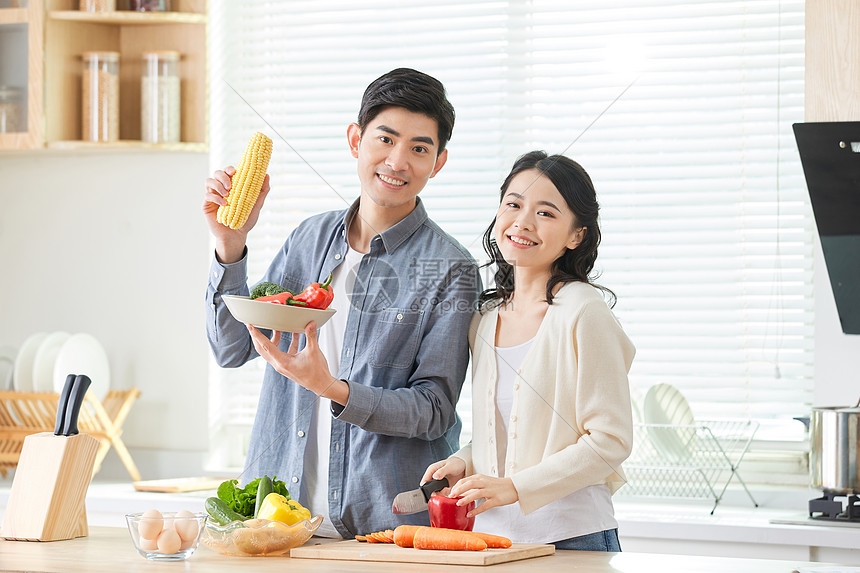 甜蜜情侣居家做饭图片