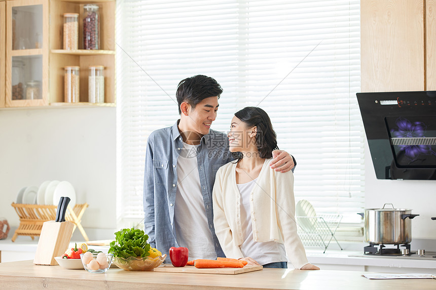 年轻夫妻在厨房一起备菜图片