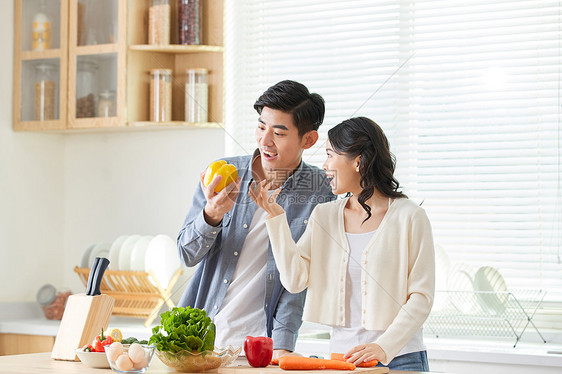 年轻夫妻在厨房一起备菜图片