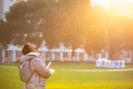 夕阳下的女大学生图片