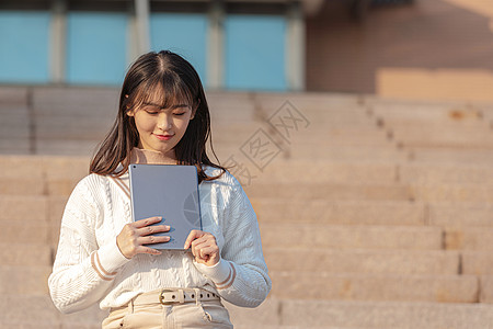 甜美女大学生户外玩平板电脑图片