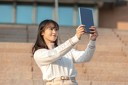 甜美女大学生户外玩平板电脑图片