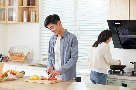 年轻夫妻在厨房一起做菜高清图片