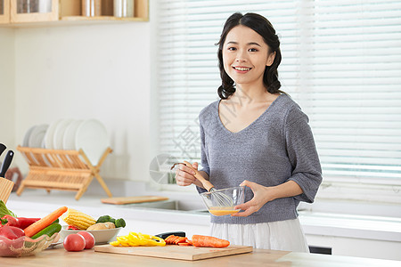 妈妈厨房年轻女性在厨房打蛋背景