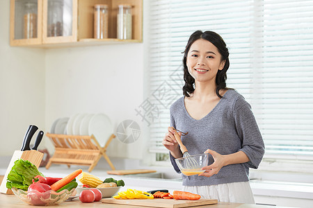 年轻女性在厨房打蛋图片