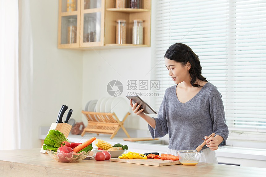 年轻女士线上学习做菜图片